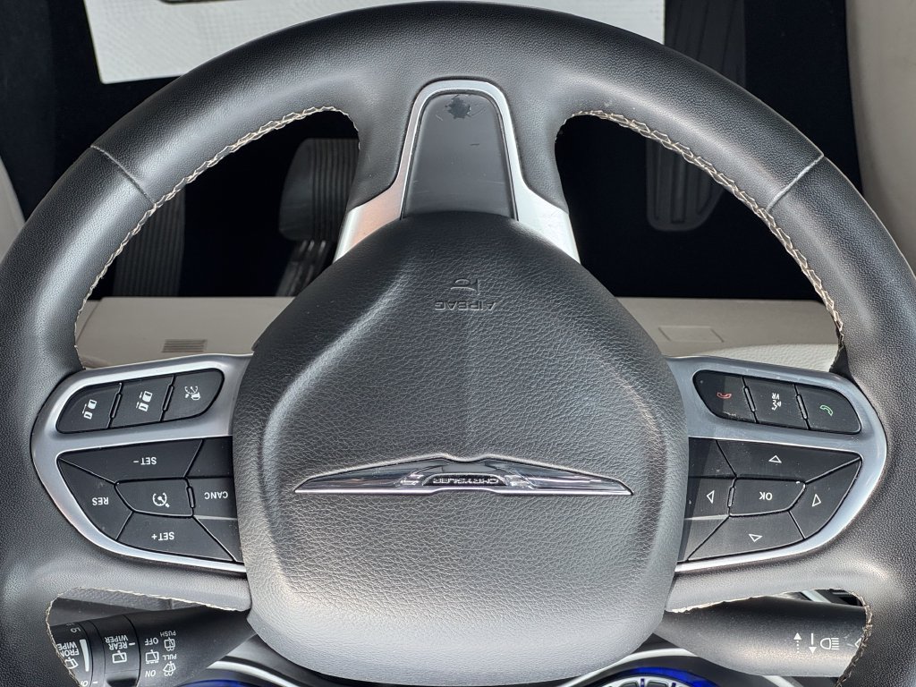 Used 2024 Chrysler Pacifica Touring-L FWD image 21