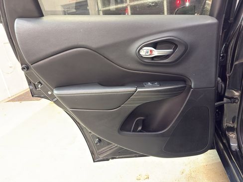 Used 2015 Jeep Cherokee Limited image 30