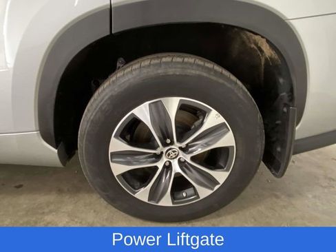 Used 2024 Toyota Highlander XLE image 9