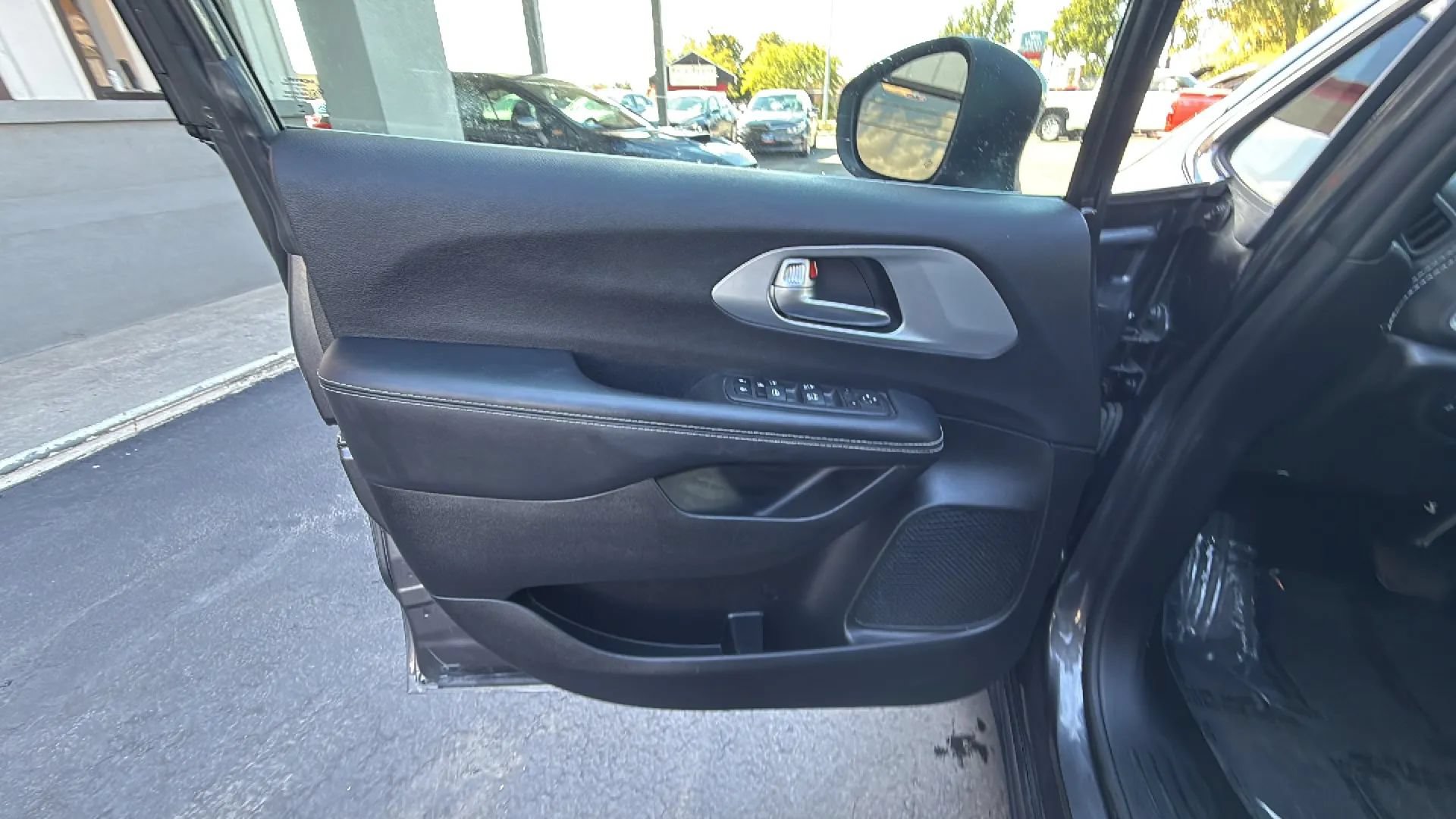 Used 2023 Chrysler Pacifica Touring FWD image 28