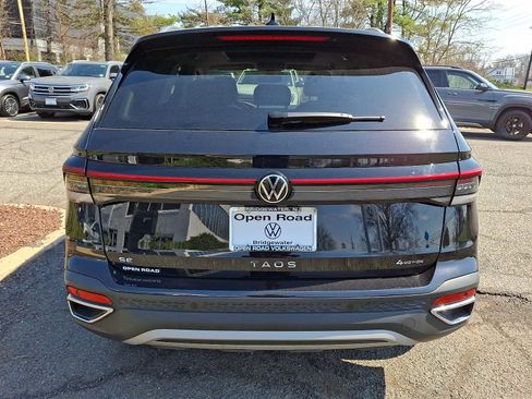 Used 2025 Volkswagen Taos SE w/ Panoramic Sunroof Package AWD/4WD image 5