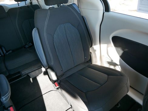 Used 2022 Chrysler Voyager LX image 14