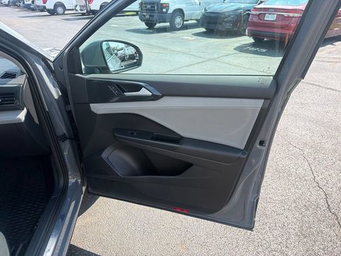 Used 2022 Volkswagen Taos SEL w/ Panoramic Sunroof Package AWD/4WD image 40