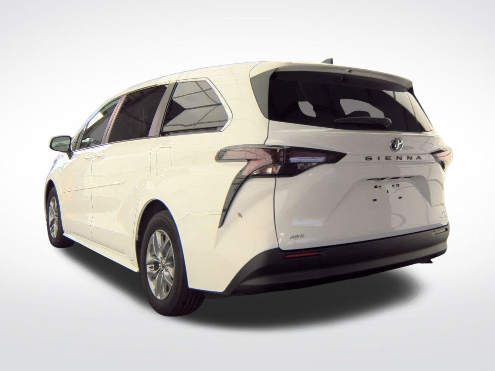 Used 2024 Toyota Sienna LE AWD/4WD image 3