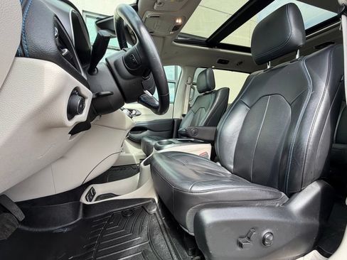 Used 2021 Chrysler Pacifica Touring-L w/ Uconnect Theater Family Group FWD image 6