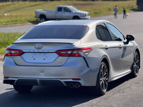 Used 2018 Toyota Camry SE w/ Moonroof Package FWD image 8