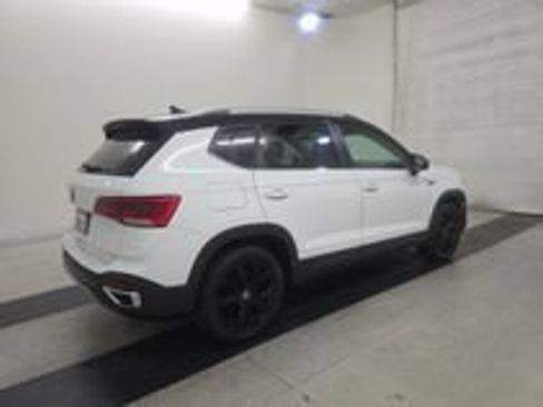 Used 2023 Volkswagen Taos SE w/ Panoramic Sunroof Package FWD image 11