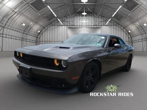 Used 2017 Dodge Challenger SXT RWD image 2