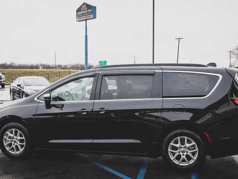 Used 2022 Chrysler Pacifica Touring-L image 8