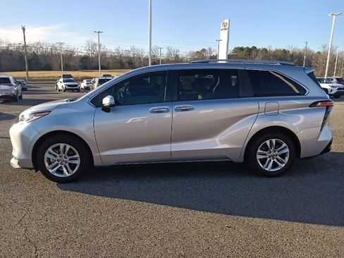 Used 2022 Toyota Sienna Limited image 6