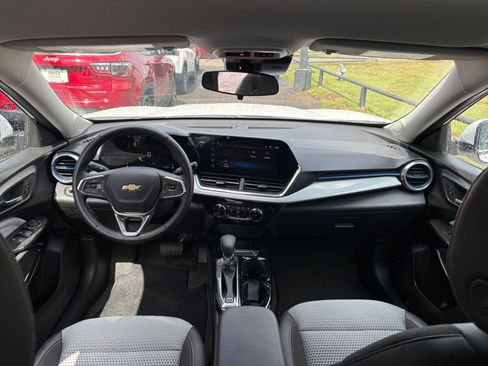 Used 2025 Chevrolet Trax LT w/ LT Convenience Package FWD image 32