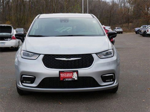 Used 2024 Chrysler Pacifica Touring-L image 2