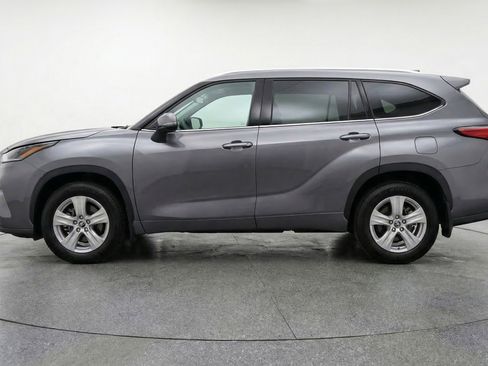 Used 2025 Toyota Highlander LE FWD image 5