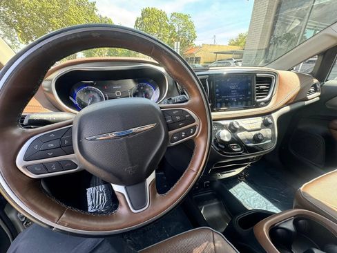 Used 2017 Chrysler Pacifica Limited w/ Advanced Safetytec Group FWD image 21