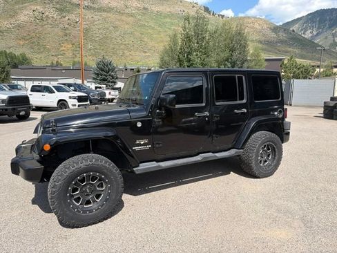 Used 2016 Jeep Wrangler Unlimited Sahara w/ Connectivity Group AWD/4WD image 21