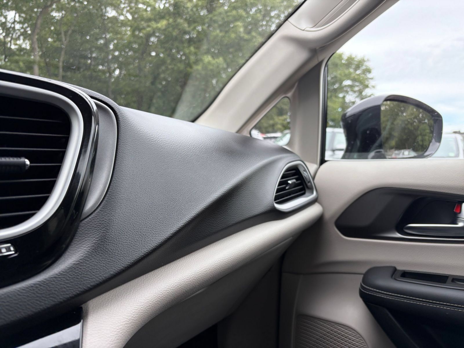 Used 2024 Chrysler Pacifica Touring-L FWD image 36