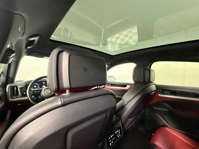Used 2024 Porsche Cayenne Coupe AWD/4WD image 27