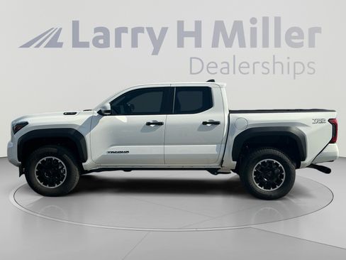 Certified 2025 Toyota Tacoma TRD Off-Road AWD/4WD image 2