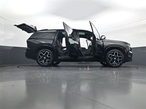 Certified 2025 Chevrolet Traverse High Country w/ LPO, Floor Liner Package image 34