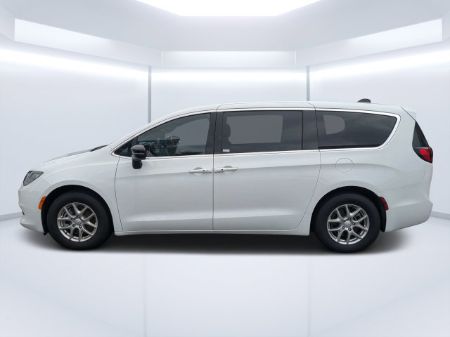 Used 2025 Chrysler Voyager LX FWD image 6