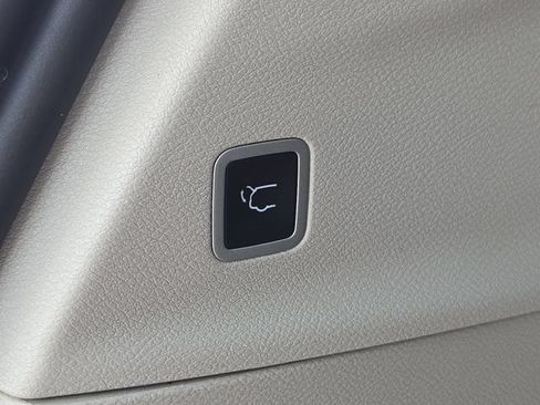 Used 2024 Chrysler Pacifica Touring-L FWD image 11