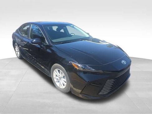 Used 2025 Toyota Camry LE image 5