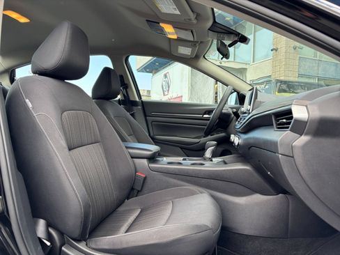 Used 2025 Nissan Altima 2.5 SV FWD image 32