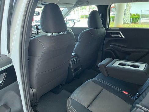 Used 2024 Mitsubishi Outlander ES image 26