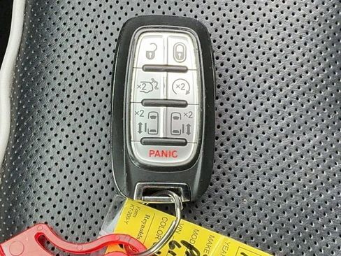Used 2023 Chrysler Pacifica Limited FWD image 35