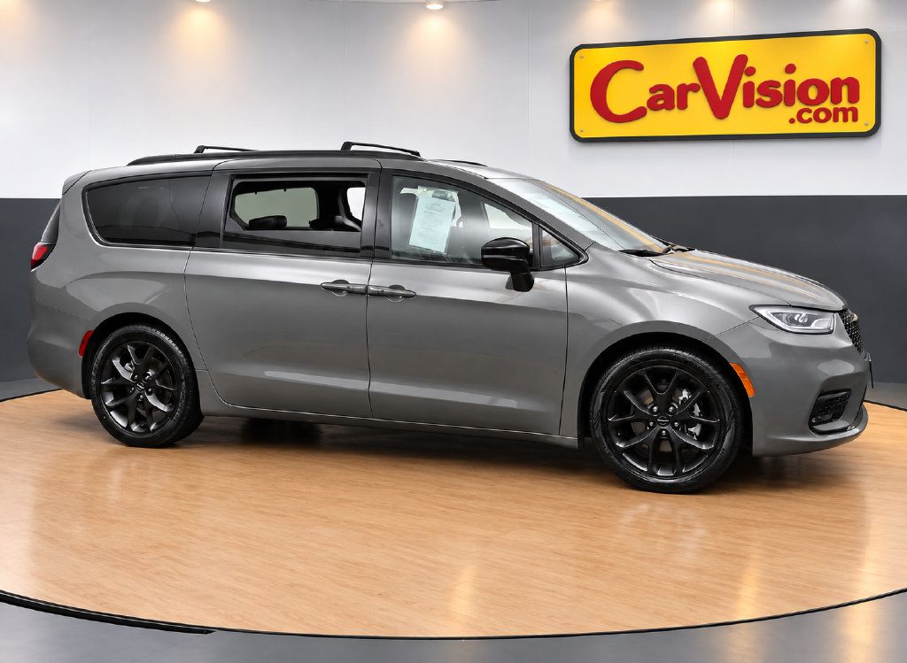 Used 2025 Chrysler Pacifica Limited FWD image 5