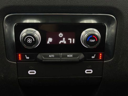 Used 2022 GMC Yukon XL AT4 image 7