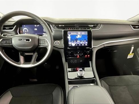 New 2025 Jeep Grand Cherokee Altitude image 6