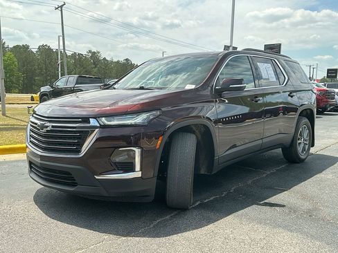 Used 2023 Chevrolet Traverse LT image 2