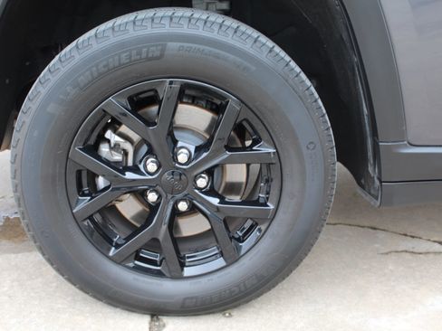 Used 2024 Jeep Grand Cherokee L Laredo image 65