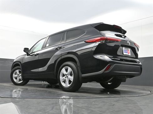 Used 2023 Toyota Highlander LE image 28