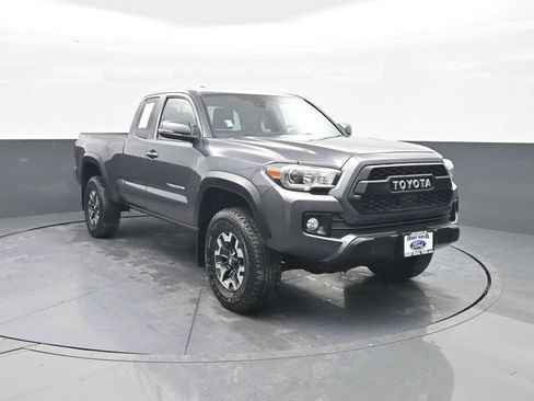 Used 2018 Toyota Tacoma TRD Off-Road image 1