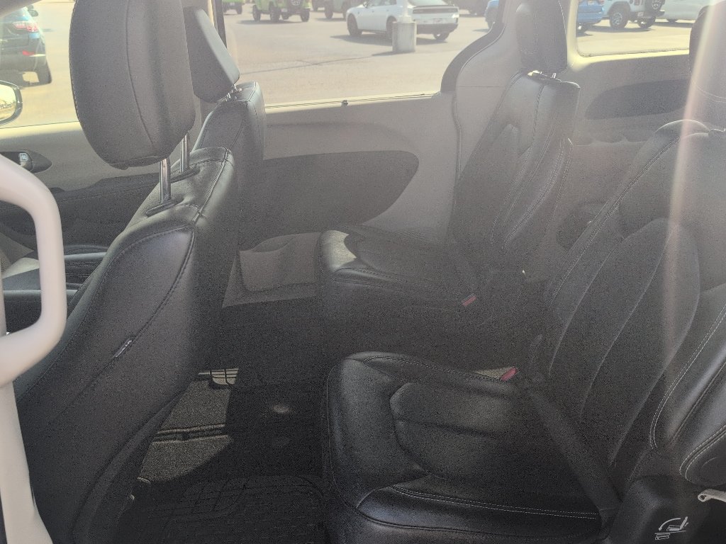 Used 2024 Chrysler Pacifica Touring-L FWD image 13