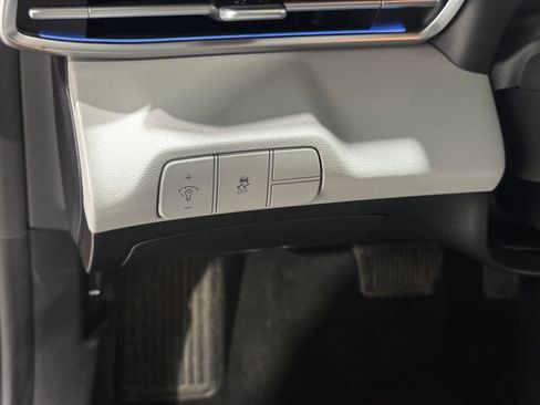 Used 2025 Hyundai Elantra Limited FWD image 32