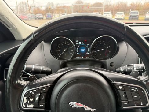Used 2019 Jaguar F-PACE Premium image 36