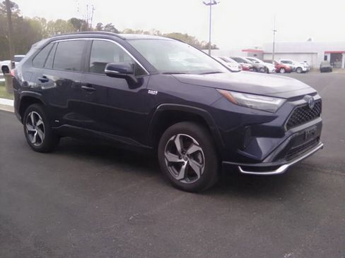 Used 2024 Toyota RAV4 SE w/ Weather & Moonroof Package image 6