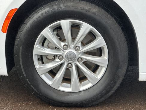 Used 2018 Chrysler Pacifica Touring-L image 24