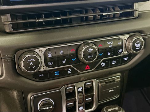 Used 2025 Jeep Wrangler Sahara w/ Safety Group image 23