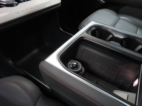 Used 2025 Ford Expedition Active image 29