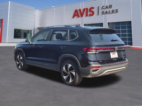 Used 2025 Volkswagen Taos SE AWD/4WD image 9