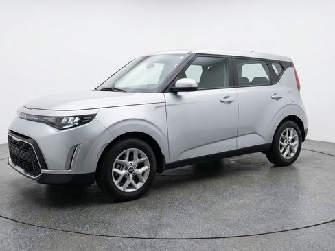 Used 2025 Kia Soul LX w/ LX Technology Package FWD image 3