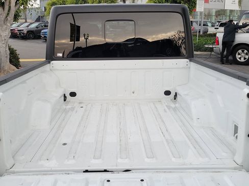 Used 2023 Jeep Gladiator Sport image 16