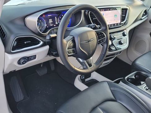 Used 2024 Chrysler Pacifica Touring-L FWD image 18