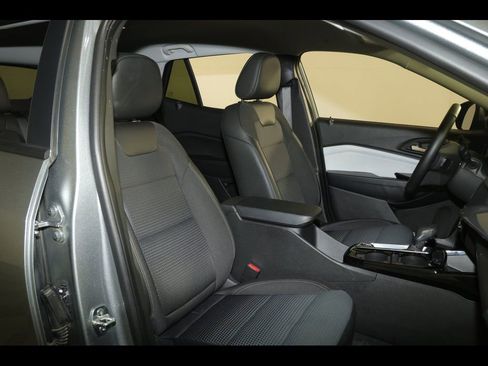 Used 2025 Chevrolet Trax LT w/ LT Convenience Package image 27