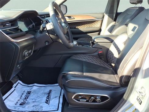 Used 2025 Jeep Grand Cherokee Summit w/ Luxury Tech Group V image 21