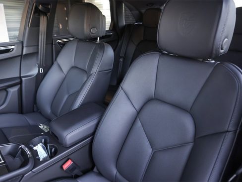 Certified 2025 Porsche Macan image 12